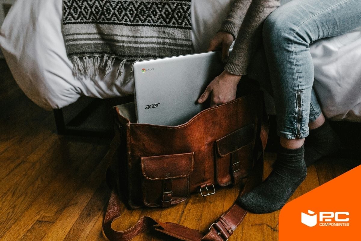 Una persona guarda un portátil Acer en una mochila de cuero