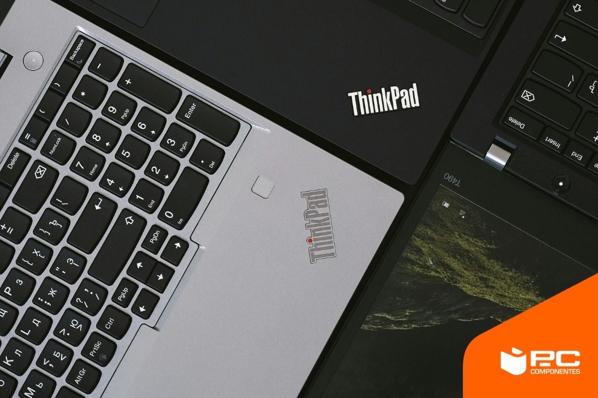 Varios portátiles de la gama Thinkpad uno junto a otro