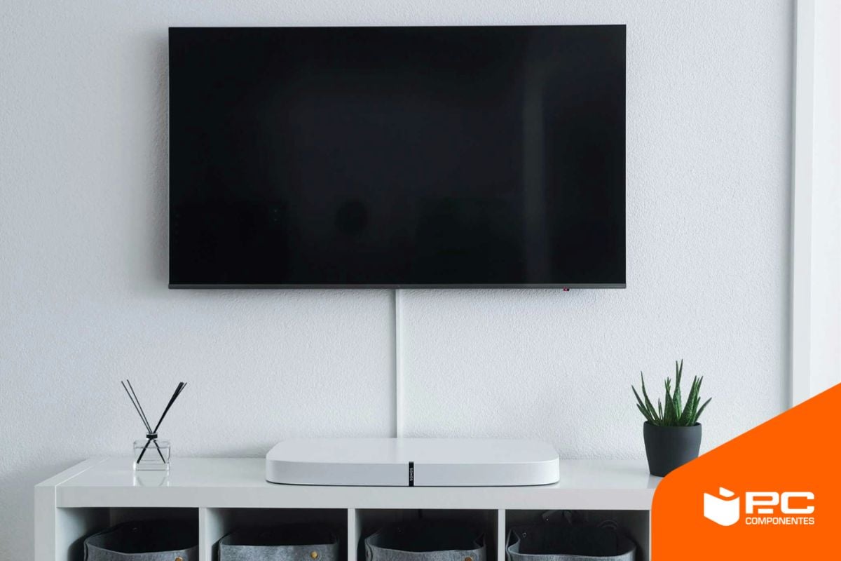 Un televisor Samsung QLED o Crystal UHD en un salón
