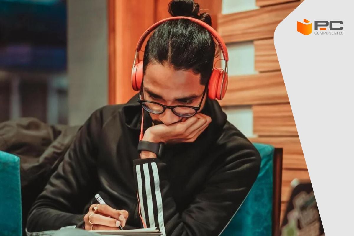 Una mujer utilizando unos auriculares de tipo diadema