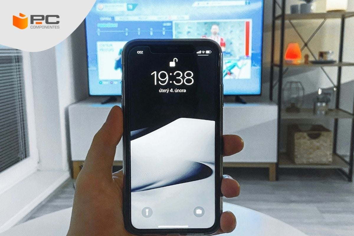 Una persona tratando de conectar el iPhone a la Smart TV