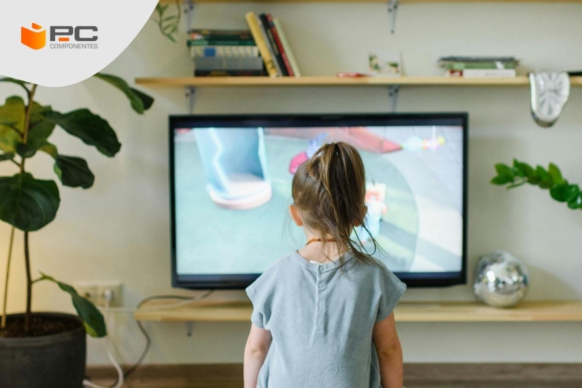 Ein Mädchen sieht einen der besten 32-Zoll-Smart-TVs von PcComponentes.