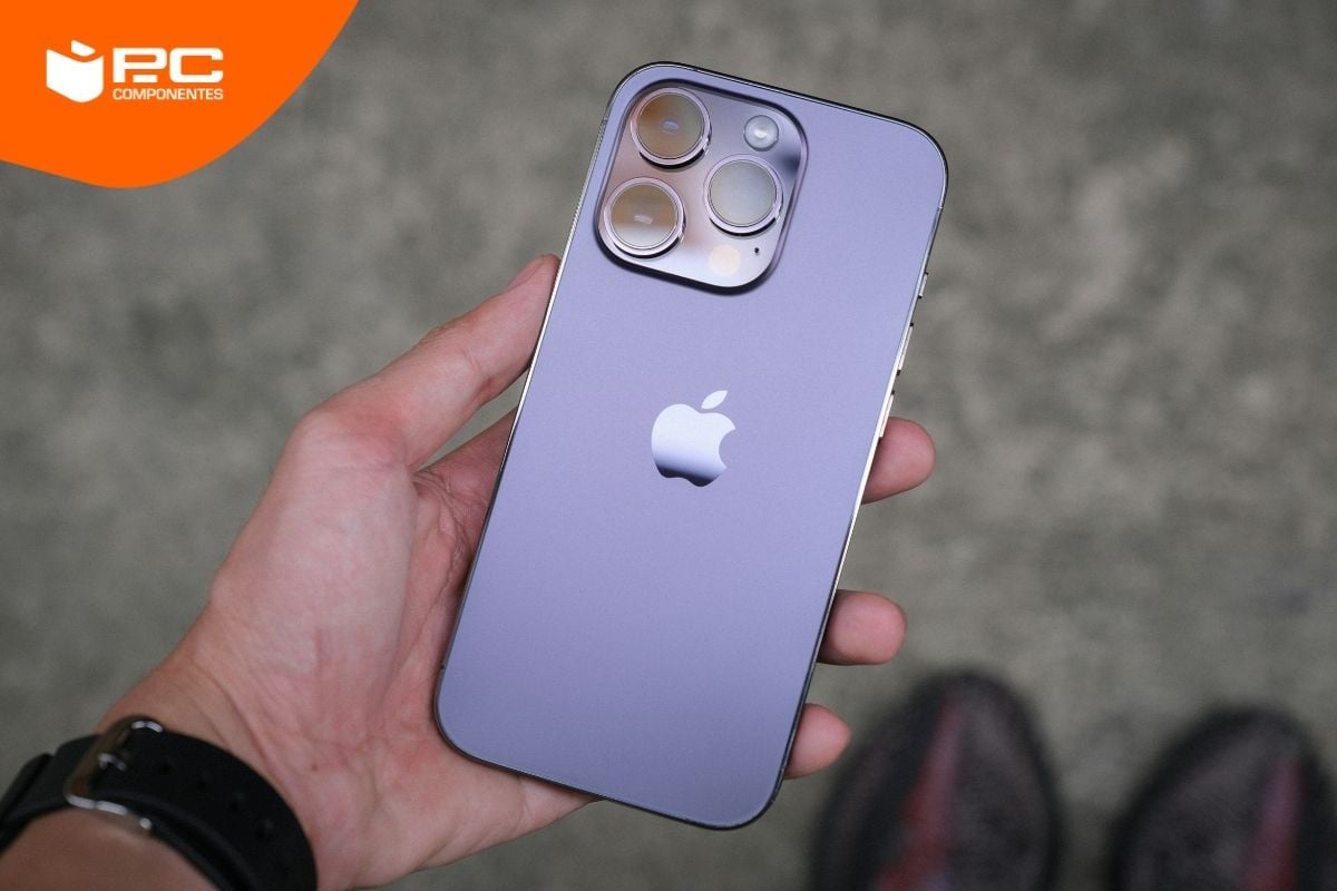 Un móvil iphone con pantalla LTPO