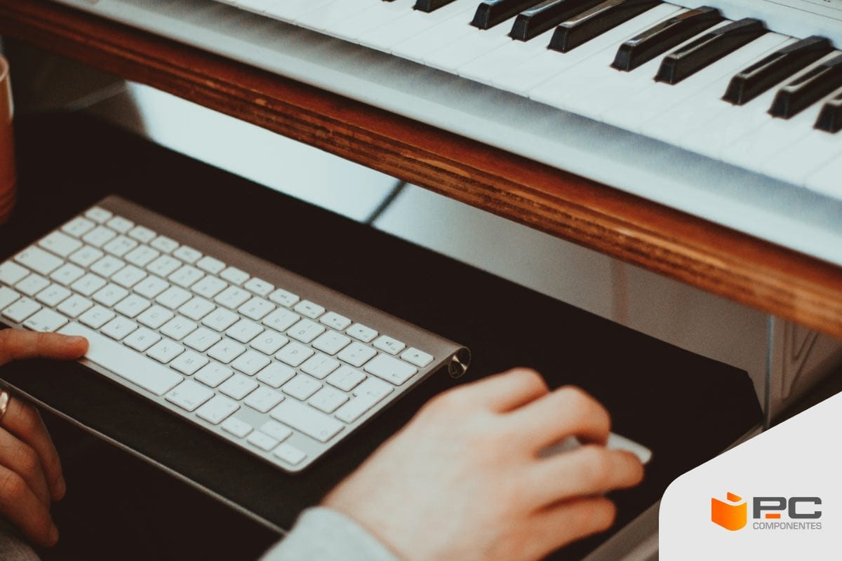 Una persona produciendo musica con un ordenador Una persona produciendo musica con un ordenador