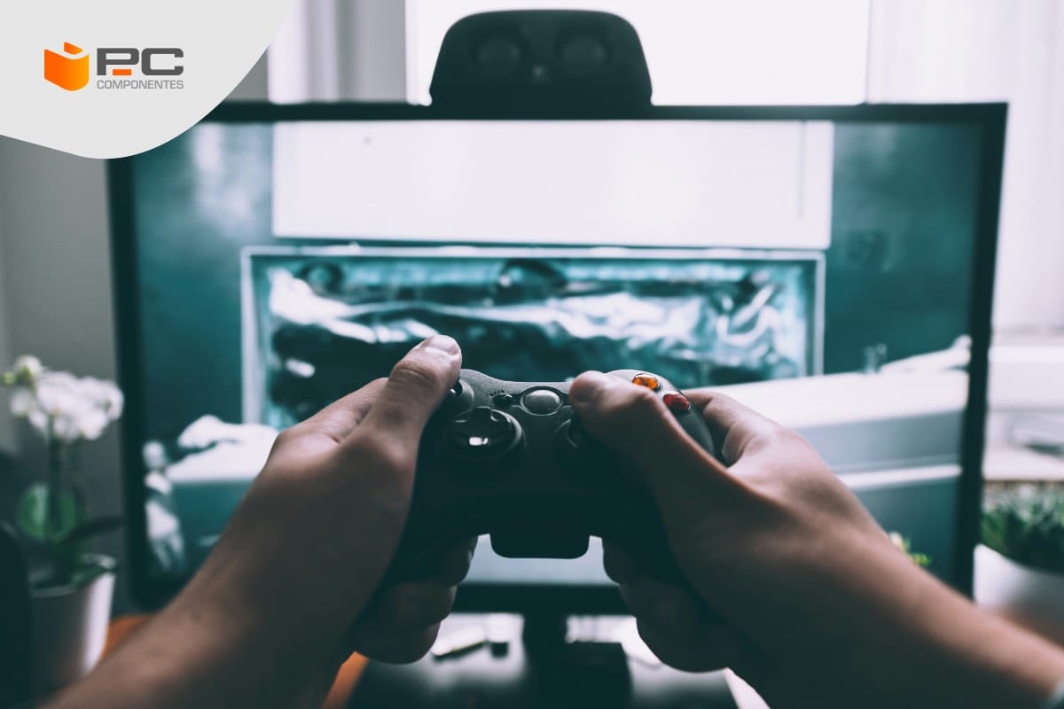 Una persona utilizando un mini pc gaming para jugar Una persona utilizando un mini pc gaming para jugar