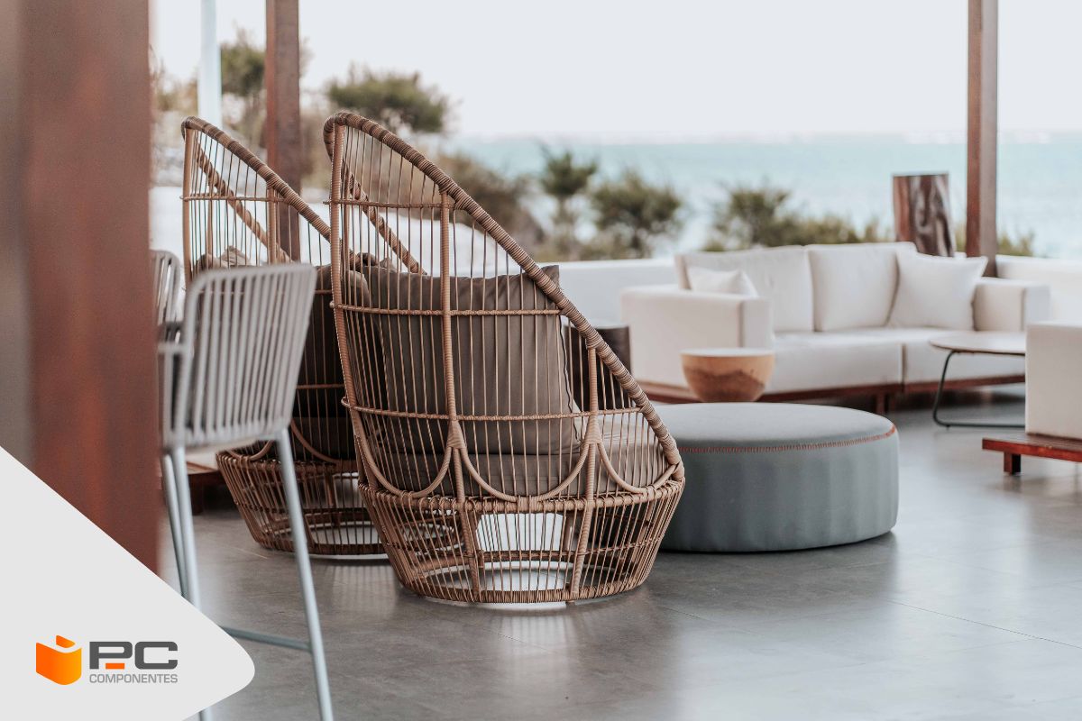 Un patio con diferentes estufas de exterior