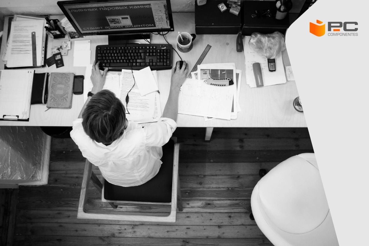 Una persona haciendo una copia de seguridad de los archivos de su ordenador