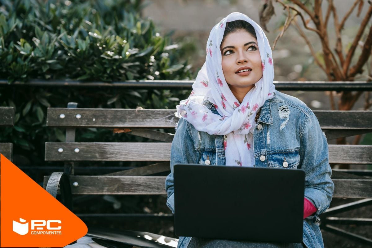 Una mujer utilizando un portátil HP