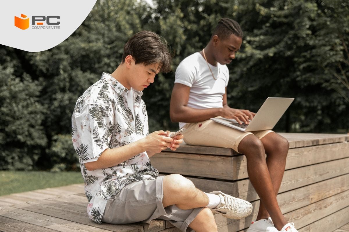 Dos jóvenes utilizando un portátil Lenovo