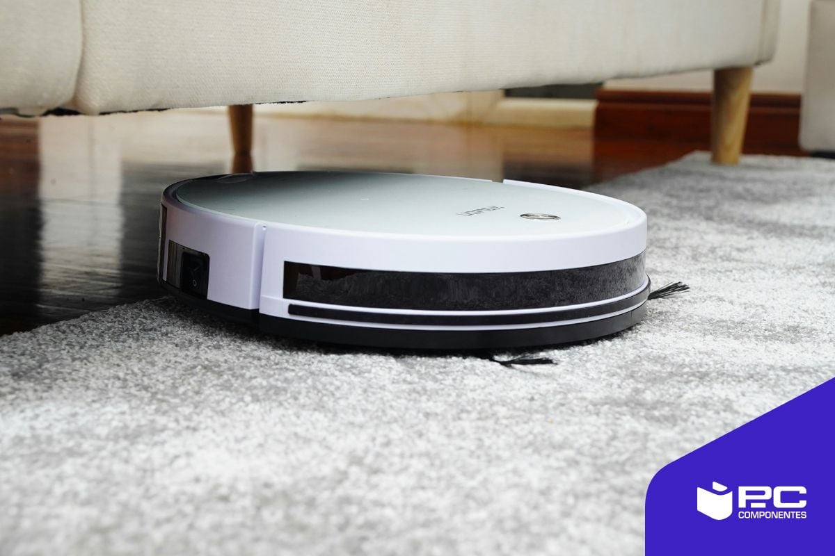Un robot aspirador limpiando el suelo