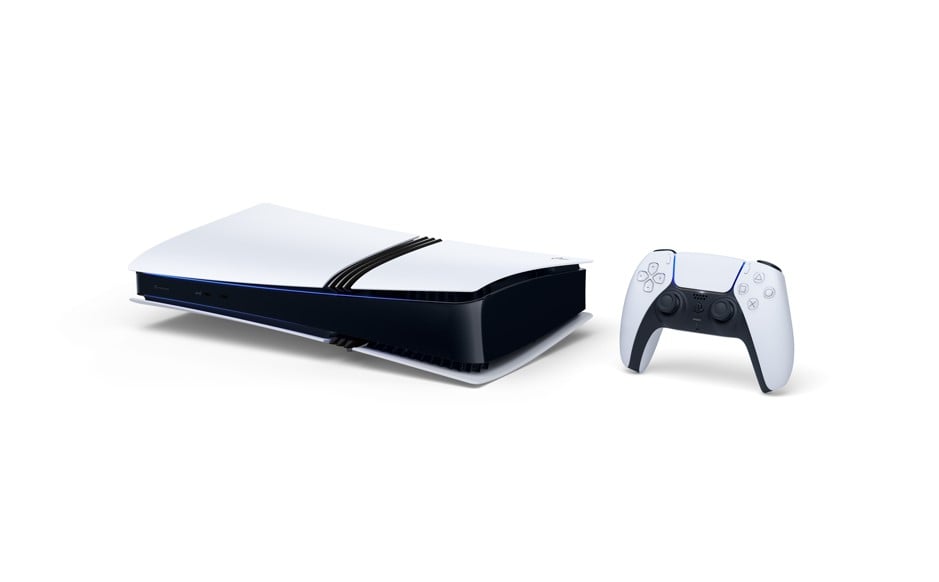 Imagen de la PS5 Pro junto a un mando