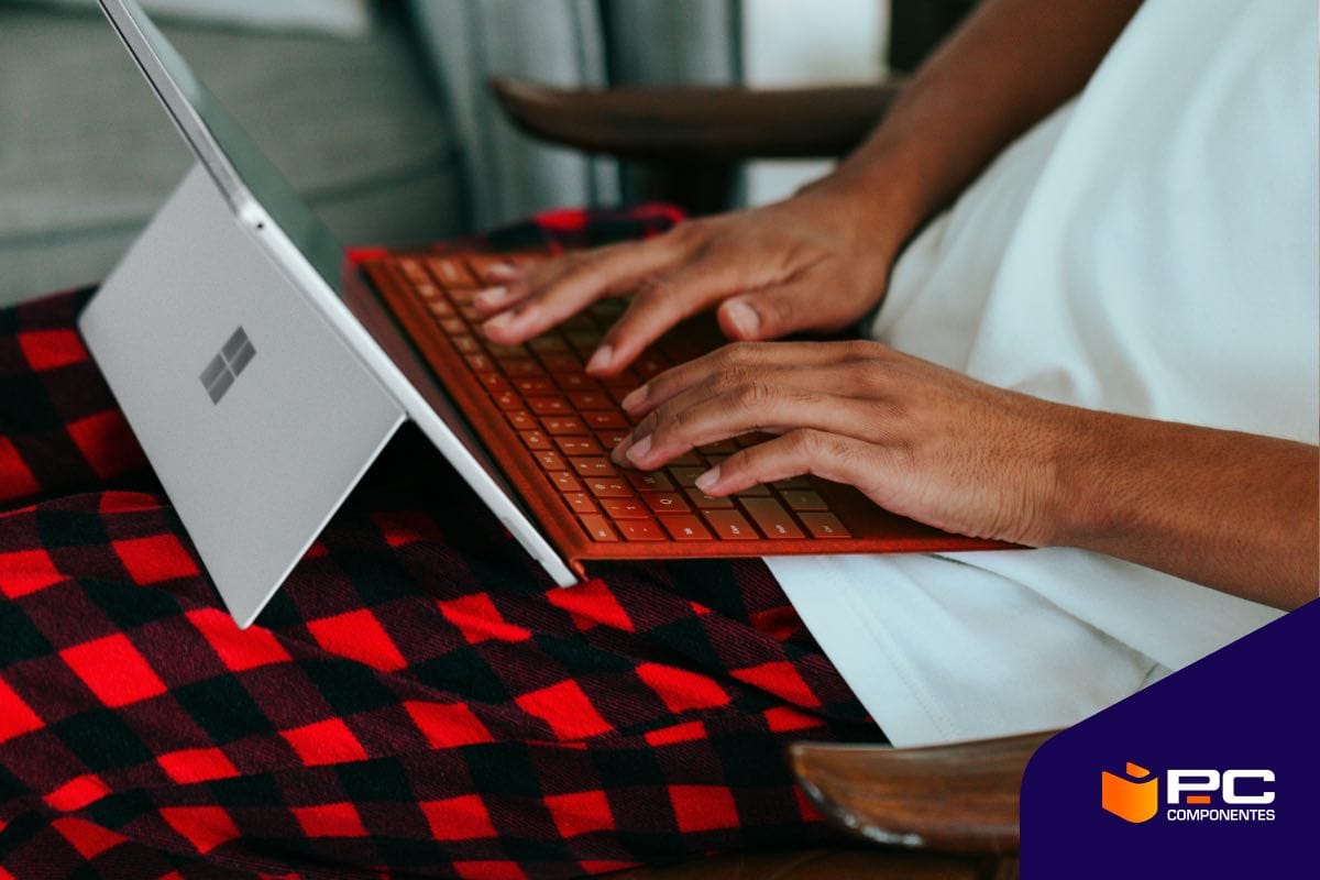 Una persona utilizando una de las mejores fundas para tablet con teclado