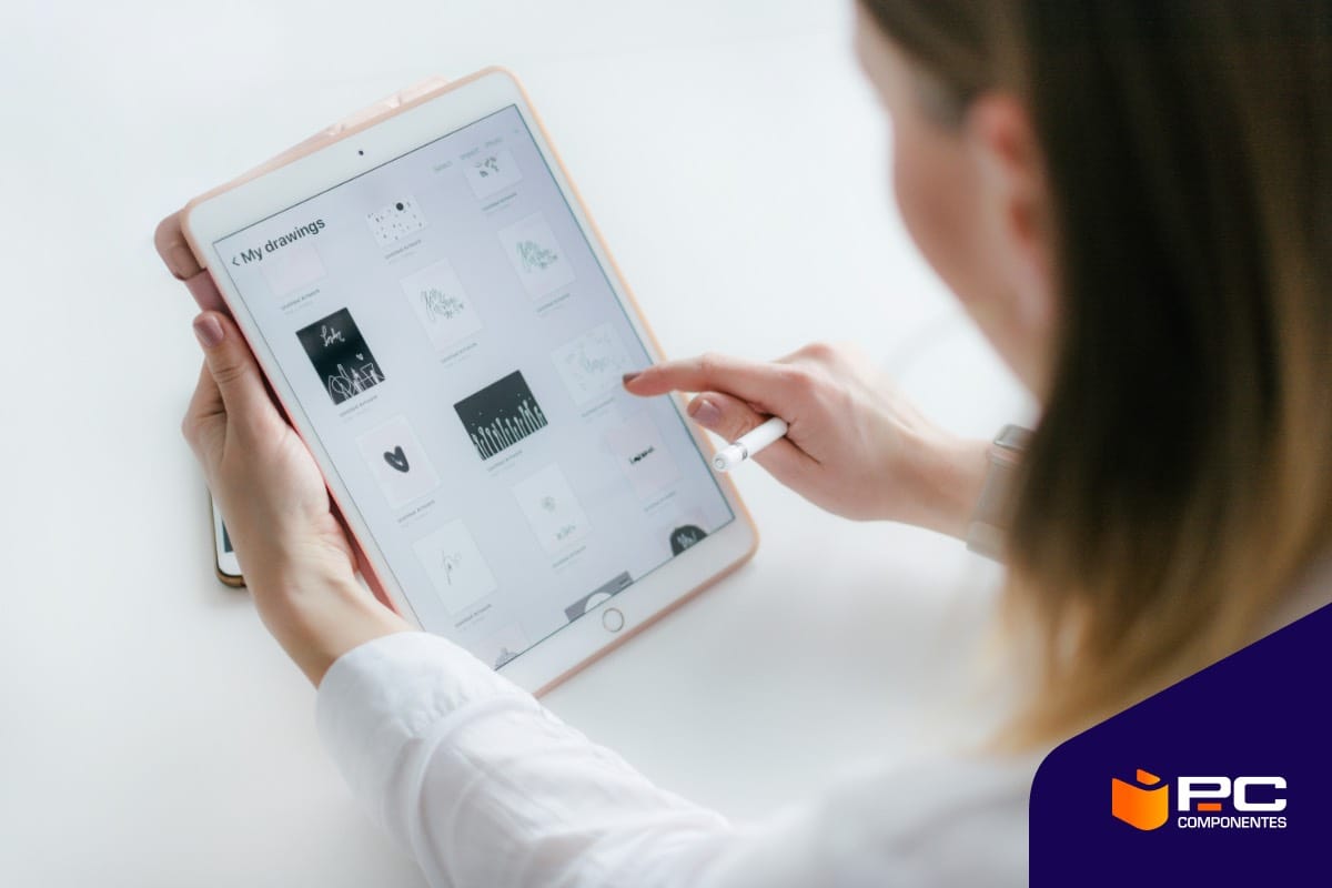 Una persona sosteniendo una funda para tablet Una persona sosteniendo una funda para tablet