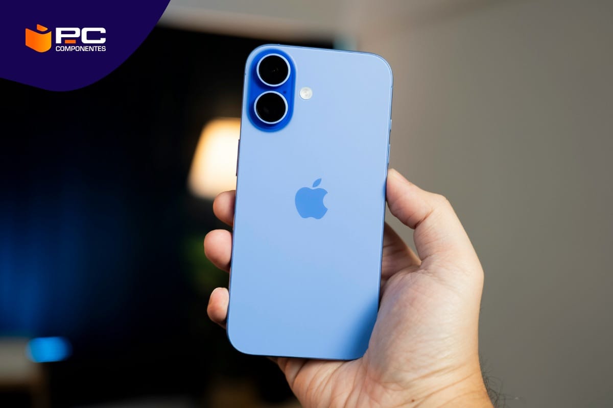 Una persona sosteniendo el iPhone 16