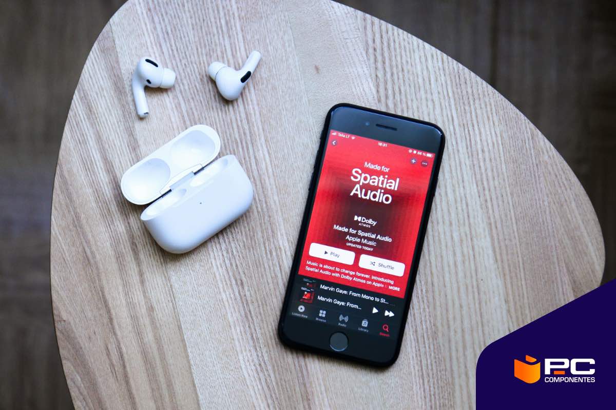 Unos auriculares con audio espacial