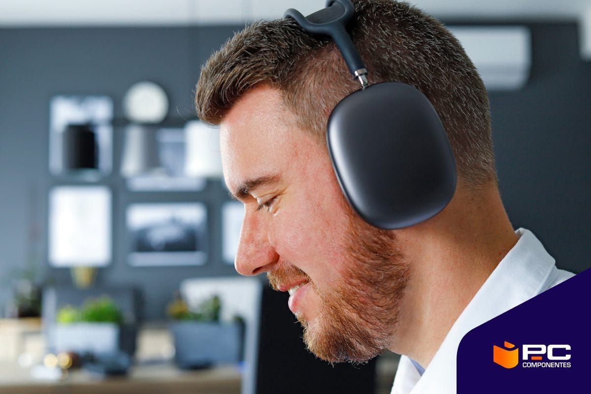 Una persona utilizando unos auriculares con audio espacial