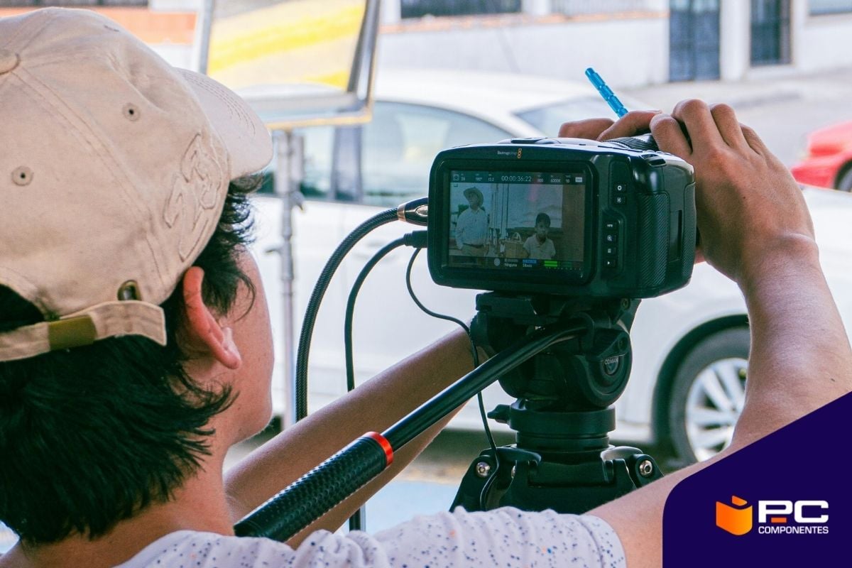 Un hombre usando una de las mejores videocámaras de Panasonic para grabar