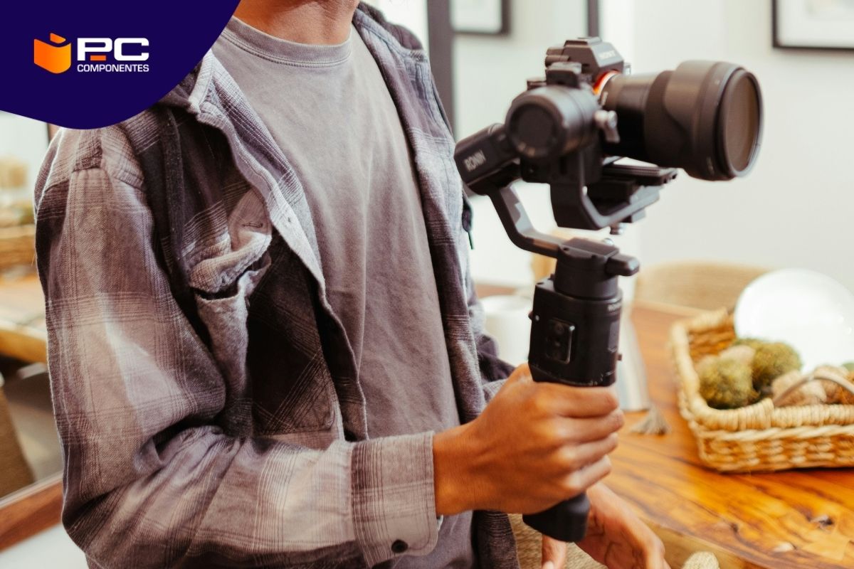 Una persona sosteniendo una de las mejores videocámaras de Panasonic de este año Una persona sosteniendo una de las mejores videocámaras de Panasonic de este año