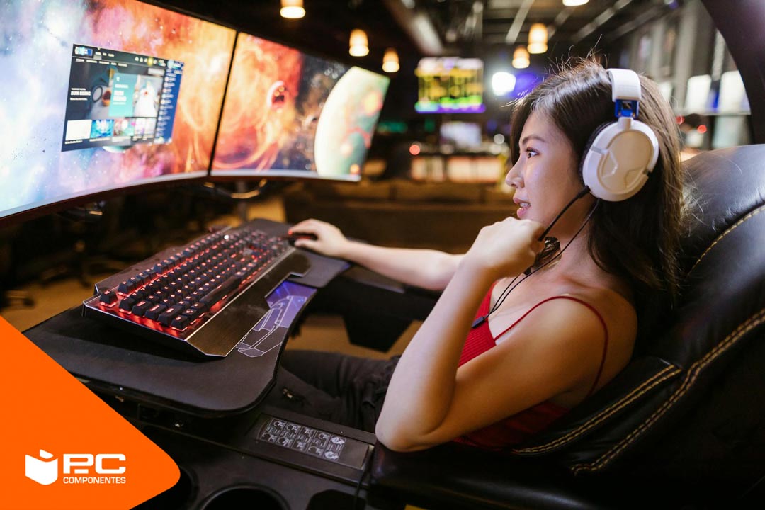 Una chica jugando en una setup gaming