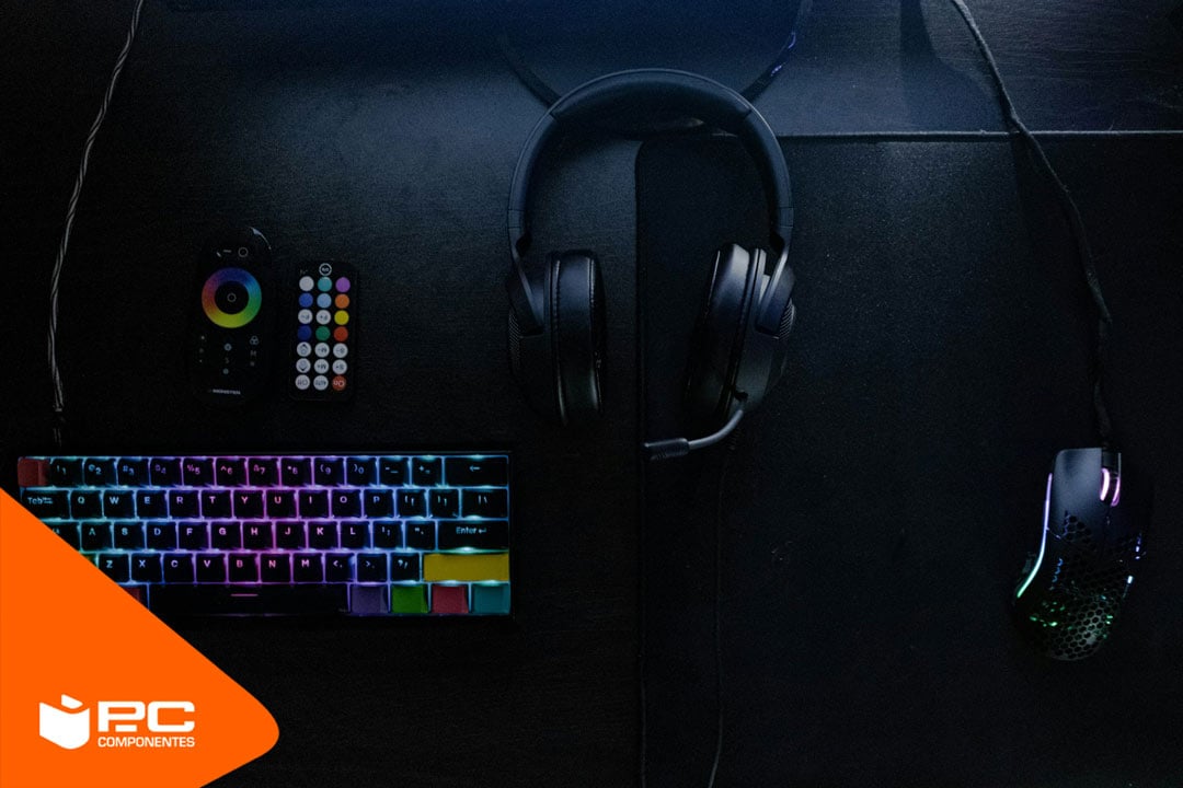 Una setup gamer con teclado, ratón, cascos y dock de streaming