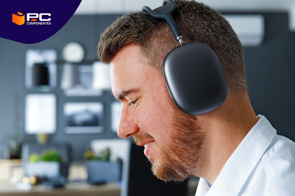 Un hombre disfrutando del audio espacial de sus auriculares inalambricos