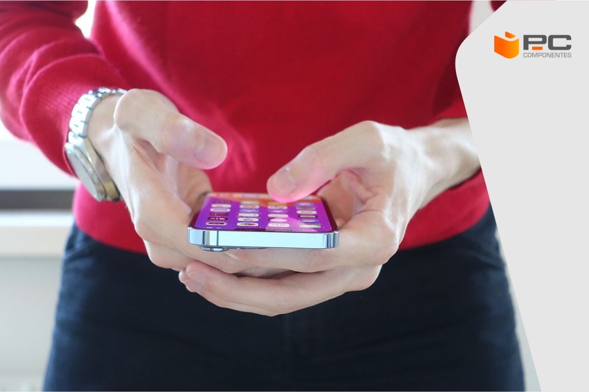 Una persona sosteniendo el iPhone más vendido de 2025