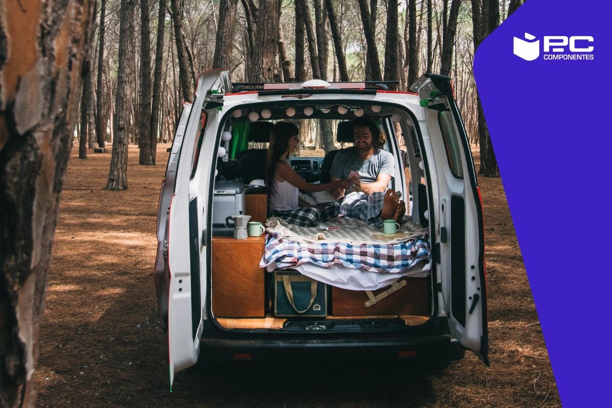 Una camper con una smart tv instalada