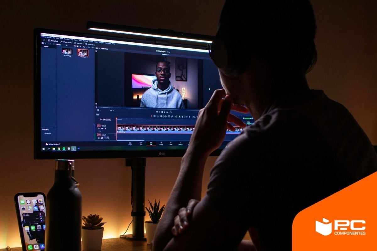 Una persona utilizando un ordenador con componentes para editar videos en 8K Una persona utilizando un ordenador con componentes para editar videos en 8K