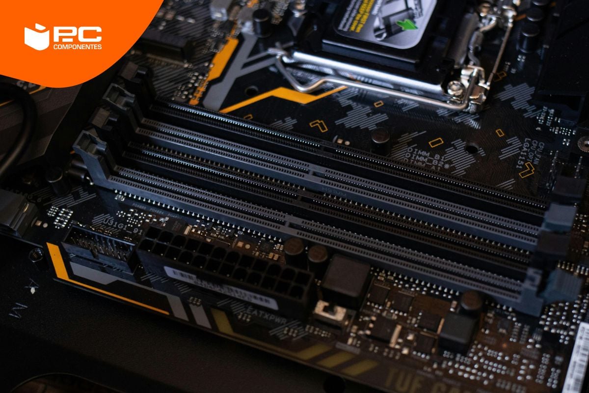 Una placa base con las ranuras de memoria ram