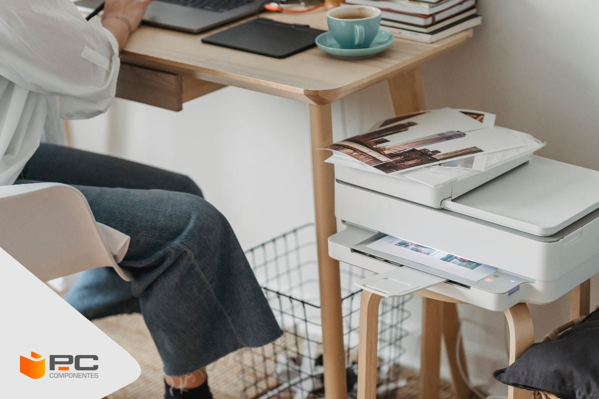 Una persona utilizando una de una de las mejores impresoras pequeñas en casa Una persona utilizando una de una de las mejores impresoras pequeñas en casa