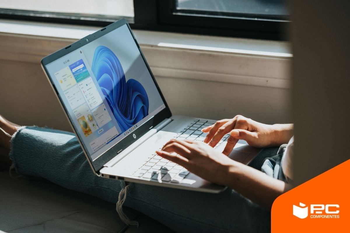 Una persona utilizando Windows 12 Una persona utilizando Windows 12