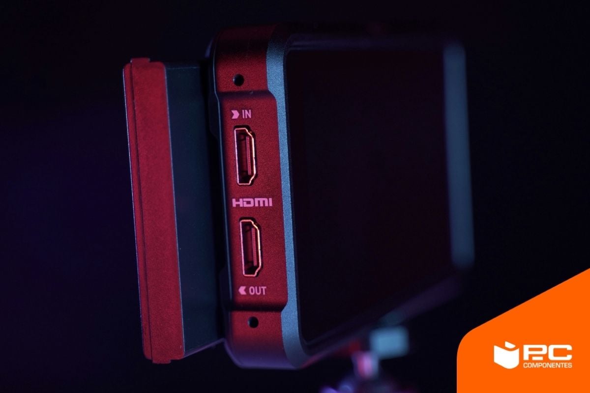 Entradas de cables HDMI en un portátil