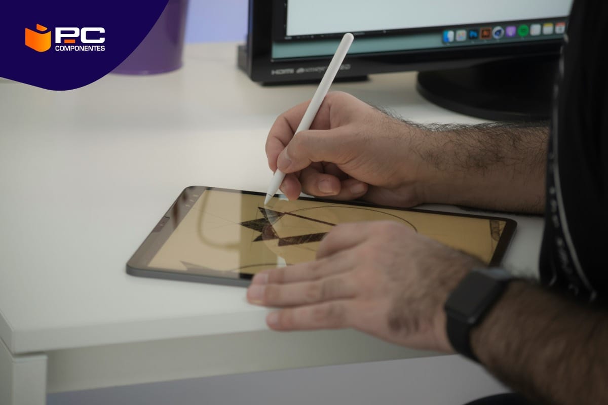 Una persona usando uno de los mejores lápices para iPad