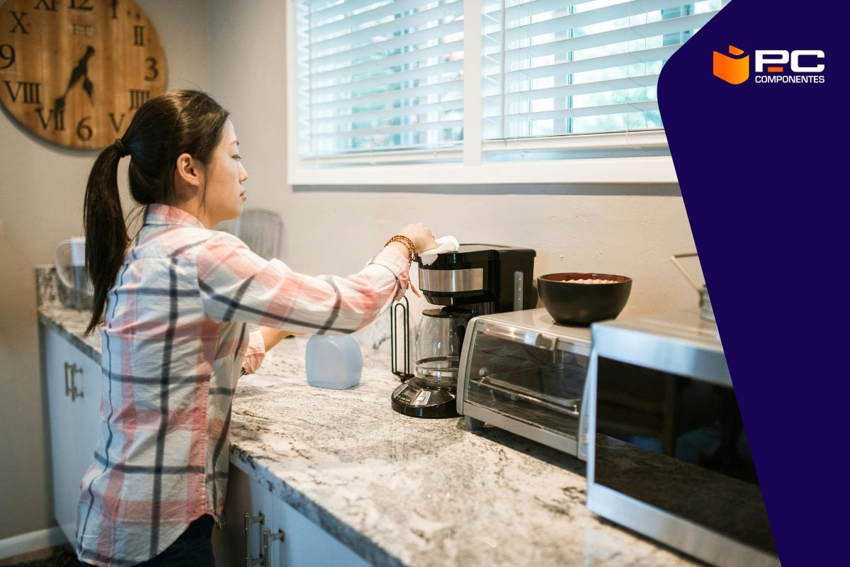 Una mujer enseñando como limpiar y mantener tu cafetera automática