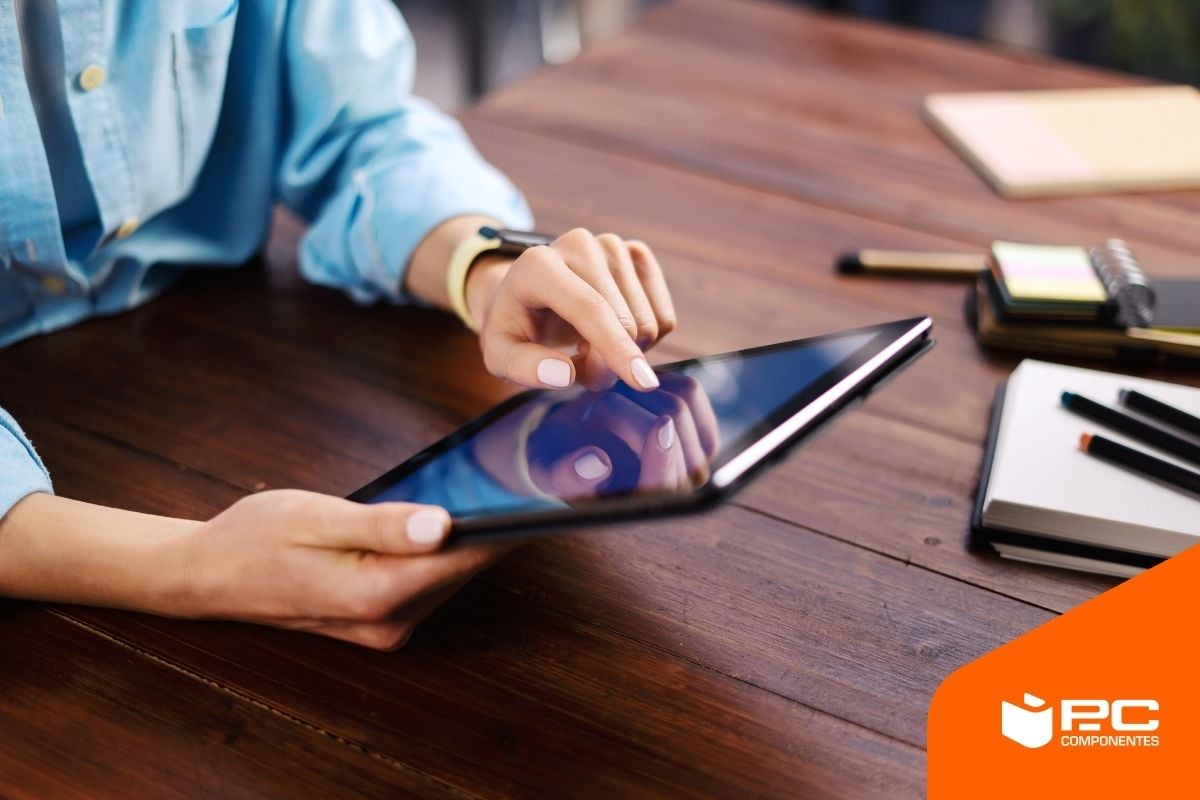Una persona utilizando una de las mejores tipos de tablets Una persona utilizando una de las mejores tipos de tablets