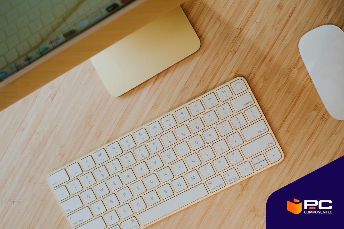 Un imac con varios accesorios Un imac con varios accesorios