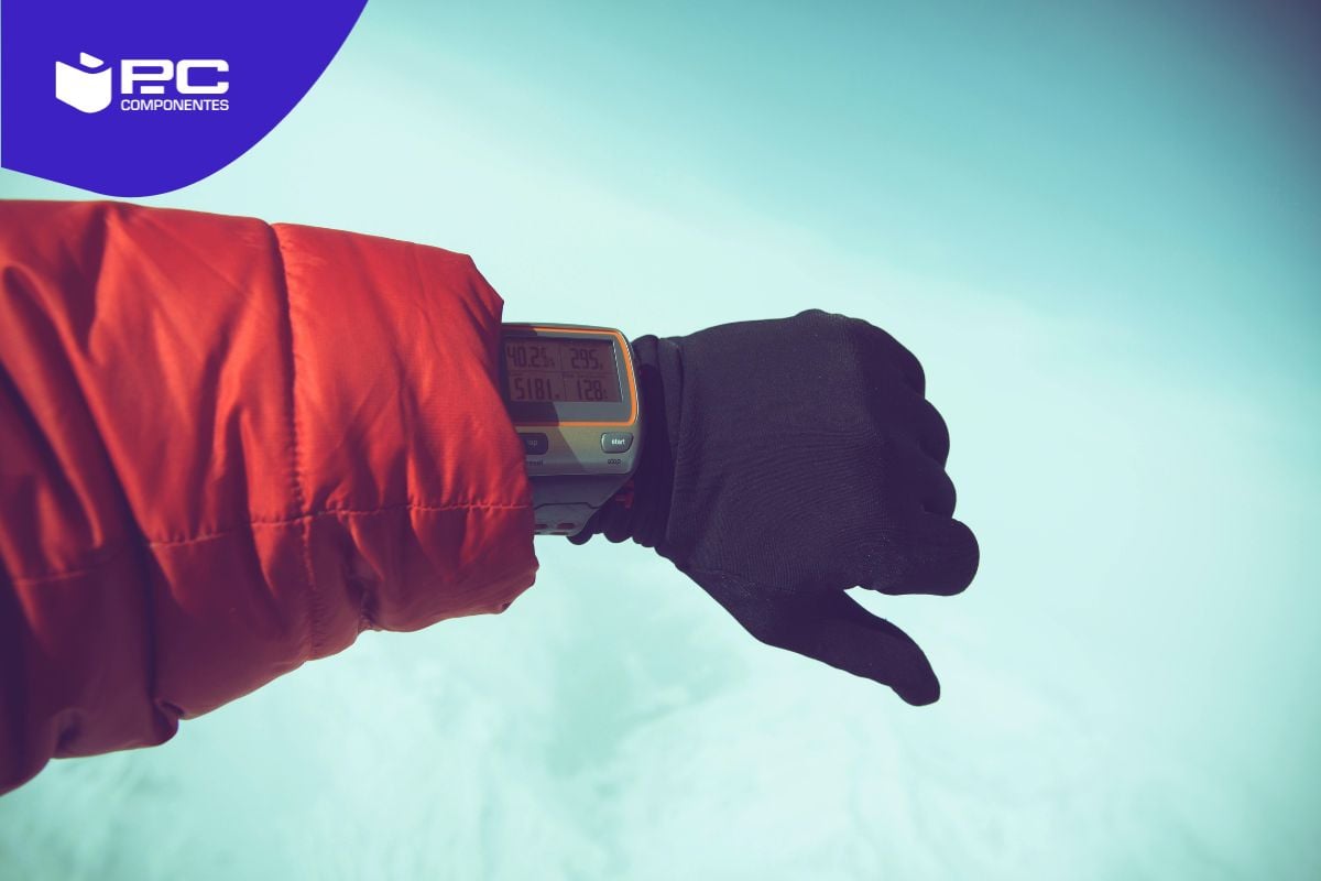 Una persona usando uno de los mejores relojes GPS calidad precio en la nieve