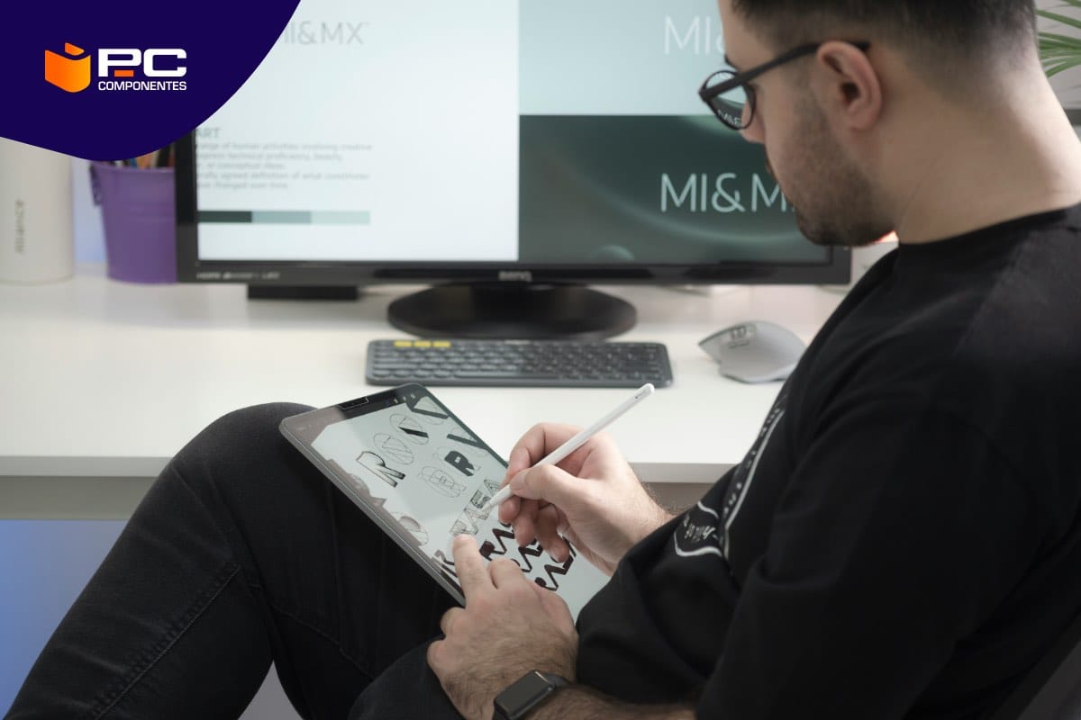 Un hombre usando una de las mejores tablets de 2025