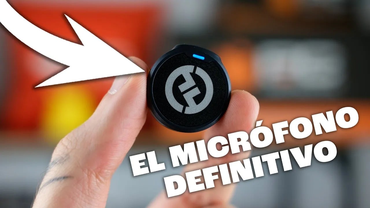 Un creador de contenido sostiene el micrófono inalámbrico Hollyland Lark M2