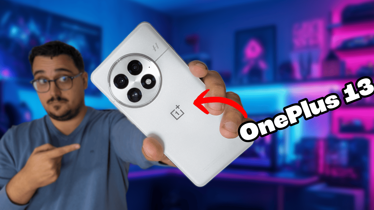 Un experto en móviles muestra el OnePlus 13