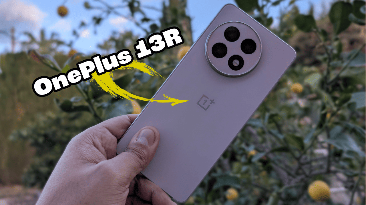 Un experto en tecnología sujeta en OnePlus 13R