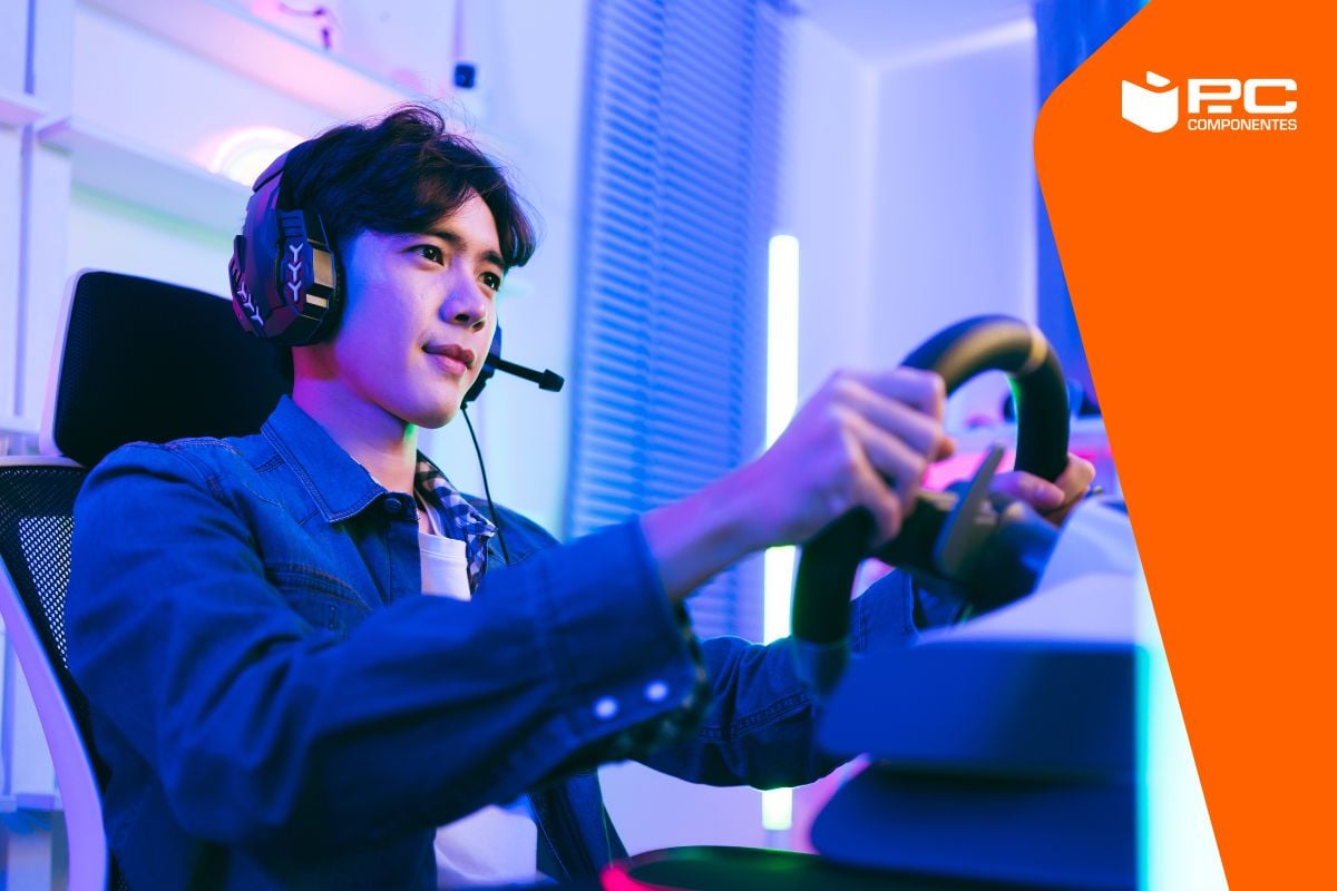 Una persona provando el volante de PC de Logitech vs Thrustmaster
