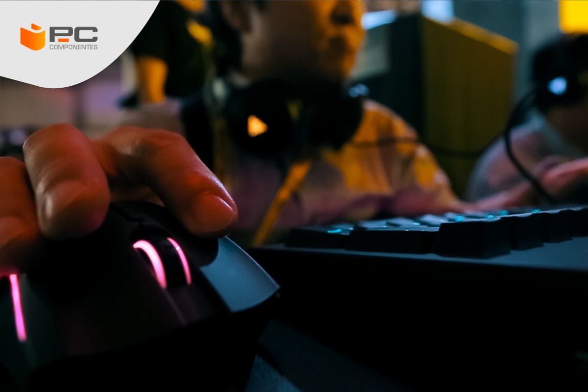Una persona jugando a videojuegos con LINUX Una persona jugando a videojuegos con LINUX