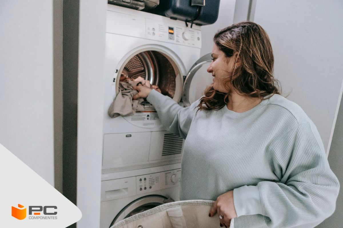 Una mujer usando una de las mejores lavadoras de bajo consumo
