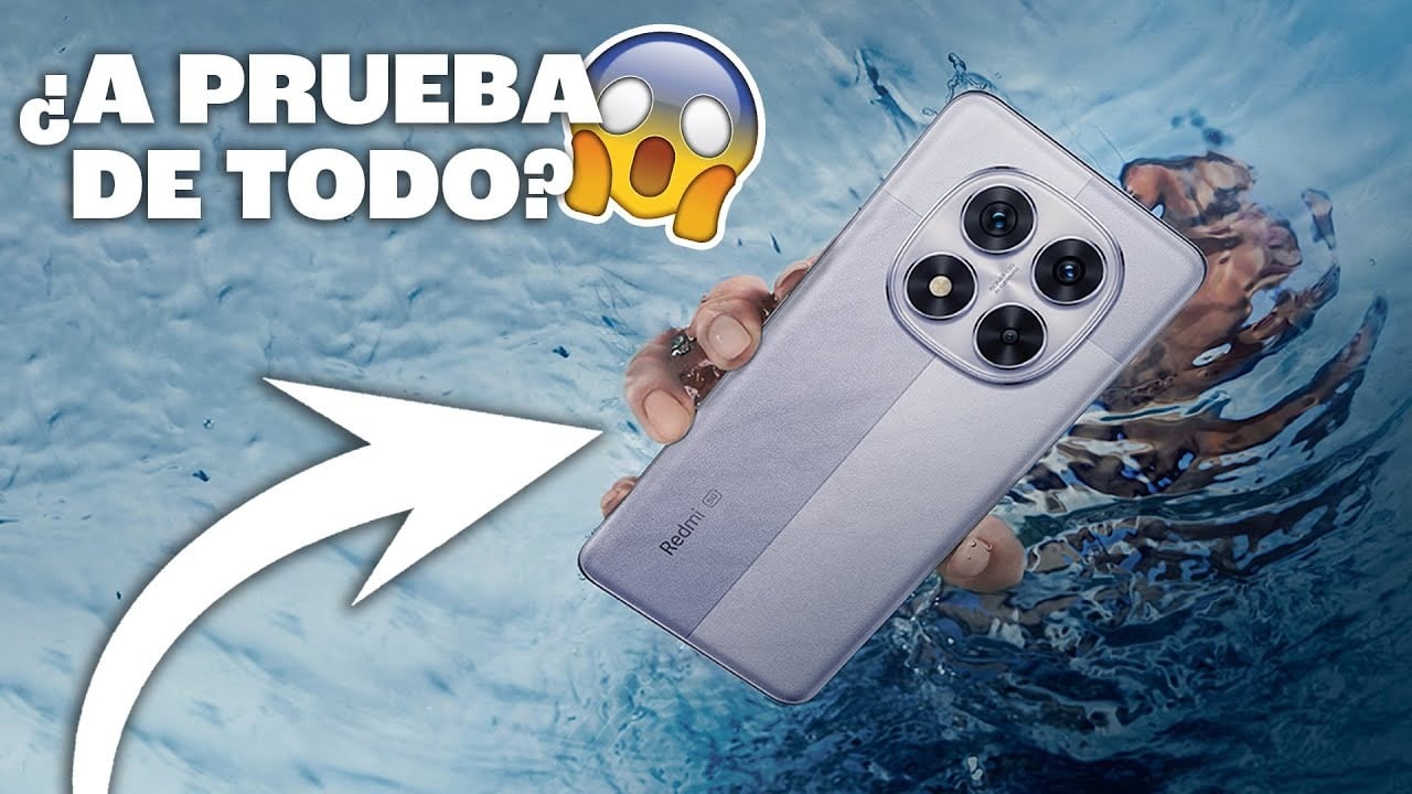Una mano sumerge el Xiaomi Redmi Note 14 Pro en el agua