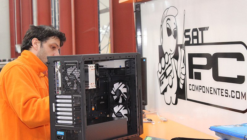 Técnico de SAT montando un PcCom