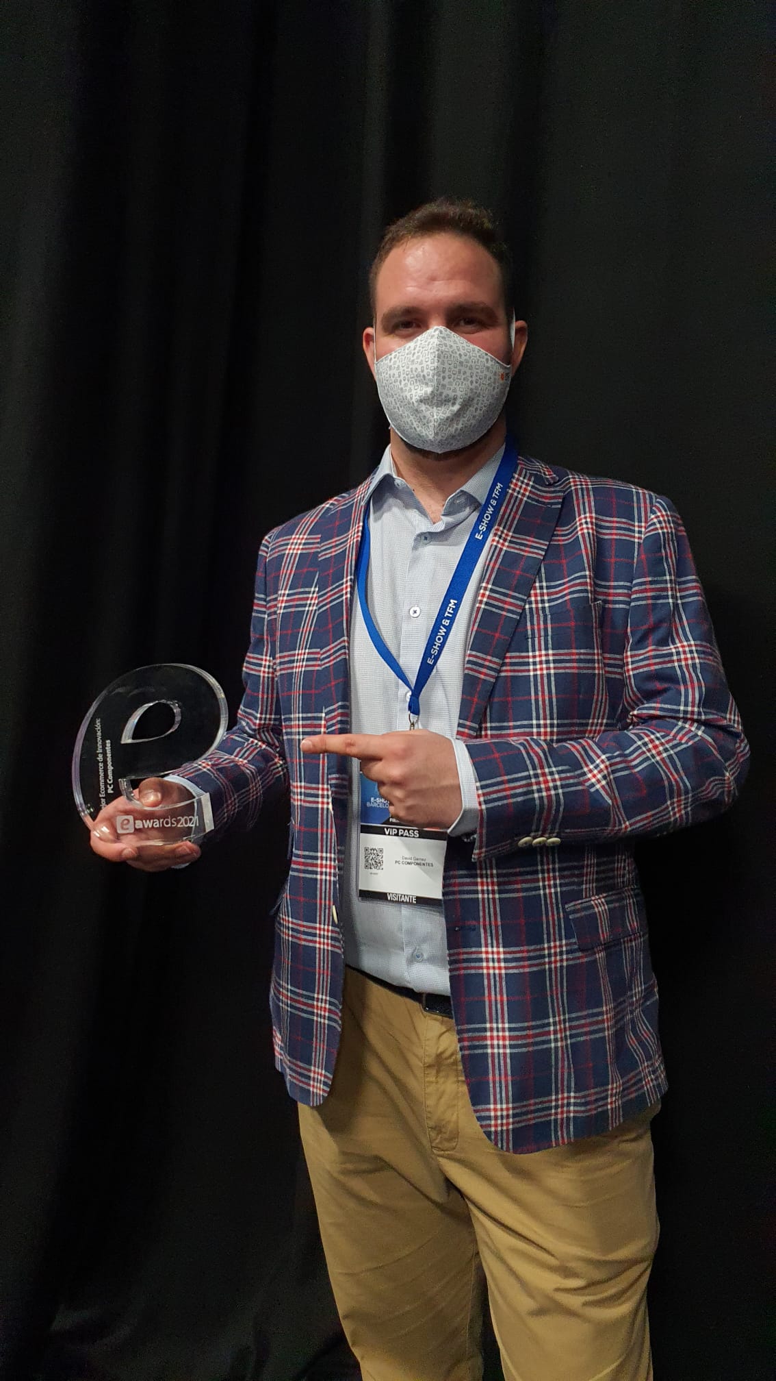 David Gámez, Store Manager de nuestro Xperience Center de Barcelona, recogiendo el premio
