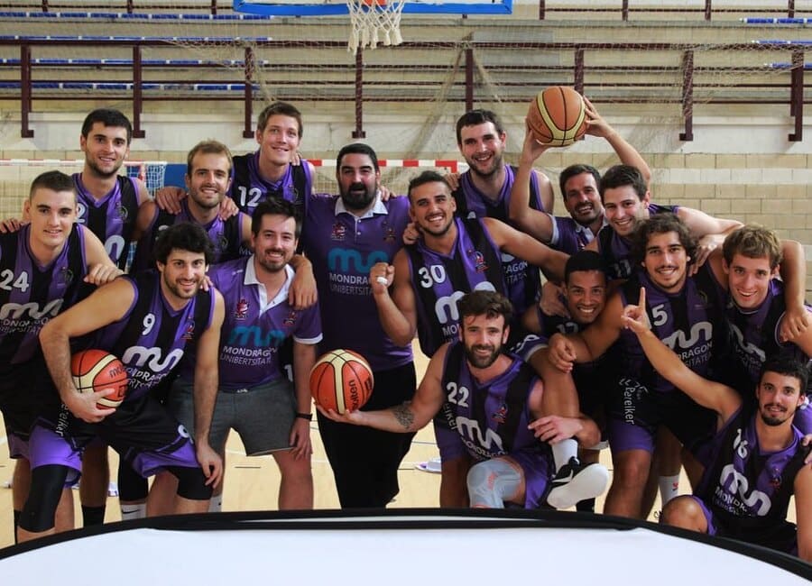 DaniKongi y su equipo de baloncesto
