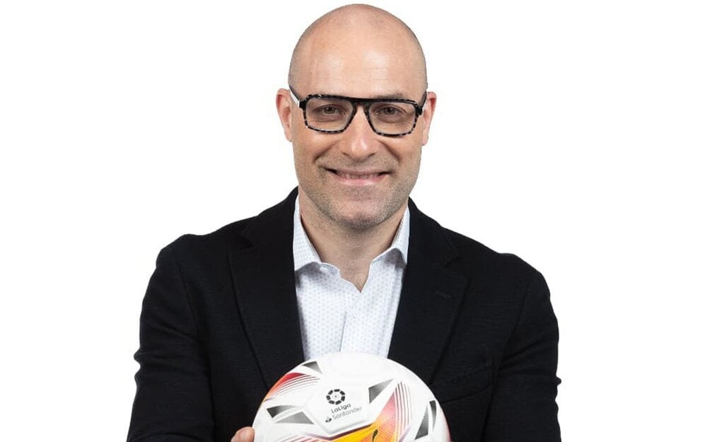 Miguel Ángel Román, narrador y periodista deportivo, sujetando un balón