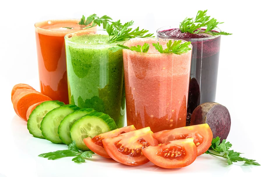 Varios vasos con smoothies de diferentes frutas y verduras